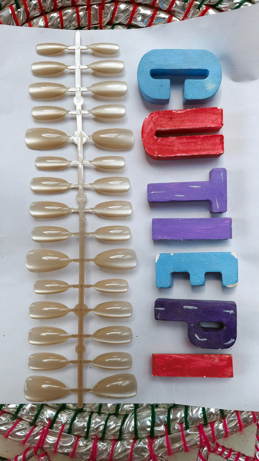 Gold Pearl Glaze Press-On Nails Set 30 pcs – Free Sticker Sheet